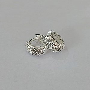 BRINCO FOLHEADO A PRATA COM 50 MILÉSIMO+ VERNIZ DIAMOND - BRINCOS DE ARGOLA CRAVEJADO COM MICRO ZIRCÔNIAS 9MM LARGURA 3MM PRBR001508