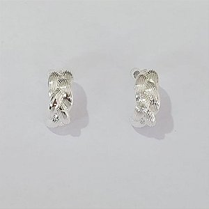 BRINCO FOLHEADO A PRATA COM 50 MILÉSIMO+ VERNIZ DIAMOND - BRINCO DE PINO ARGOLA TRANÇADA 15MM LARGURA 6MM PRBR001509