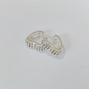 BRINCO FOLHEADO A PRATA COM 50 MILÉSIMO+ VERNIZ DIAMOND BRINCO DE ARGOLA FORMATO CORAÇÃO COM 3 FILEIRAS DE MICRO ZIRCÔNIAS 15MM PRBR001510