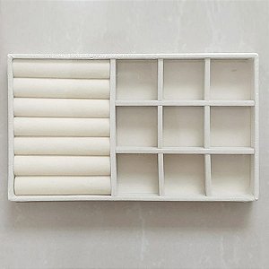 BANDEJA EM VELUDO PARA JOIAS - COR: BEGE - TAMANHO: 12,5 X 21,5CM - PREB000060