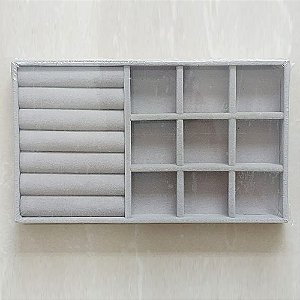 BANDEJA EM VELUDO PARA JOIAS - COR: CINZA - TAMANHO: 12,5 X 21,5CM - PREB000062