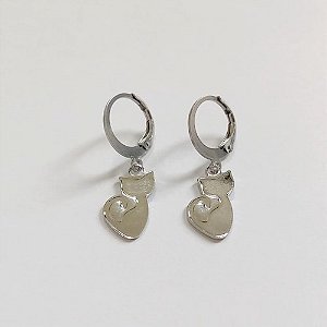 BRINCO EM AÇO INOXIDÁVEL - BRINCO DE ARGOLA DE PRESSÃO PINGENTE GATINHO 1MM - COMPOSIÇÃO: AÇO INOXIDÁVEL (AÇO0294) - ACBR000486