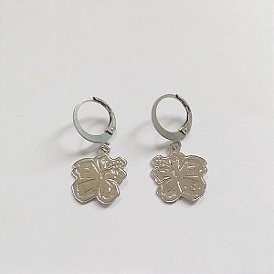 BRINCO EM AÇO INOXIDÁVEL - BRINCO DE ARGOLA DE PRESSÃO PINGENTE FLOR 1MM - COMPOSIÇÃO: AÇO INOXIDÁVEL (AÇO0295) - ACBR000487