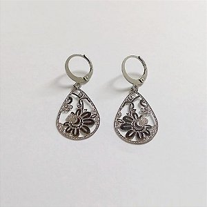 BRINCO EM AÇO INOXIDÁVEL - BRINCO DE ARGOLA DE PRESSÃO PINGENTE FLOR 2MM - COMPOSIÇÃO: AÇO INOXIDÁVEL (AÇO0298) - ACBR000488