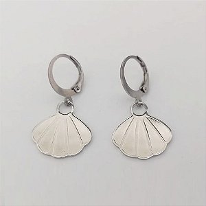 BRINCO EM AÇO INOXIDÁVEL - BRINCO DE ARGOLA DE PRESSÃO PINGENTE CONCHA 20MM - COMPOSIÇÃO: AÇO INOXIDÁVEL (AÇO0312) - ACBR000490