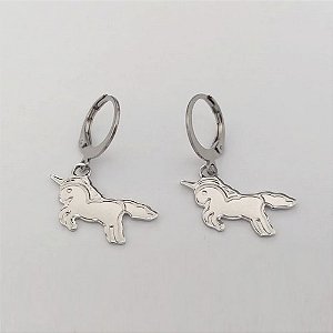 BRINCO EM AÇO INOXIDÁVEL - BRINCO DE ARGOLA DE PRESSÃO PINGENTE UNICÓRNIO 20MM - COMPOSIÇÃO: AÇO INOXIDÁVEL (AÇO0313) - ACBR000491