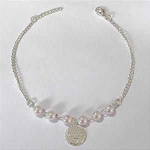PULSEIRA FOLHEADA A PRATA COM 50 MILÉSIMOS + VERNIZ DIAMOND - PULSEIRA COM PÉROLAS E PINGENTE REDONDO PALAVRA GRATIDÃO - TAMANHO: 19CM + EXTENSOR E FECHO LAGOSTA - PRPS001258