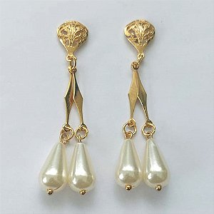 BRINCO FOLHEADO A OURO - BANHADO COM 5 MILÉSIMOS + VERNIZ DIAMOND - BRINCO DE PINO BASE GOTA TRABALHADA E PÉROLAS GOTAS 53MM - (OURO407) OUBR000500