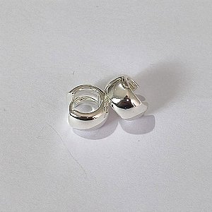 BRINCO FOLHEADO A PRATA 50 MILÉSIMOS + VERNIZ DIAMOND - BRINCO DE ARGOLA LISA 13MM - PRBR001521