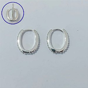 BRINCO FOLHEADO A PRATA 50 MILÉSIMOS + VERNIZ DIAMOND - BRINCO DE ARGOLA OVAL CRAVEJADA COM MICRO ZIRCÔNIAS 15MM - PRBR001529