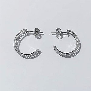 BRINCO EM AÇO INOXIDÁVEL - BRINCO ARGOLA DETALHES VAZADOS 6X18MM (ARGI0408) - COMPOSIÇÃO: AÇO INOXIDÁVEL - (AÇO2230) - ACBR000483