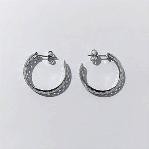 BRINCO EM AÇO INOXIDÁVEL - BRINCO ARGOLA DETALHES VAZADOS 6X24MM (ARGI0412) - COMPOSIÇÃO: AÇO INOXIDÁVEL - (AÇO2233) - ACBR000510