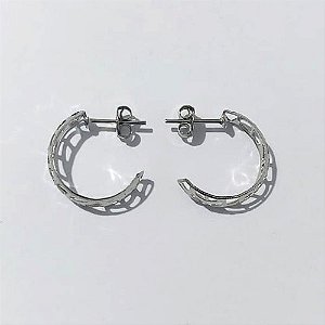 BRINCO EM AÇO INOXIDÁVEL - BRINCO ARGOLA DETALHES VAZADOS 5X20MM (ARGI0407) - COMPOSIÇÃO: AÇO INOXIDÁVEL - (AÇO2235)- ACBR000508