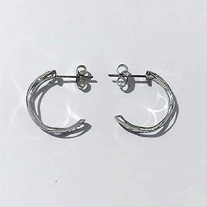 BRINCO EM AÇO INOXIDÁVEL - BRINCO ARGOLA DETALHES VAZADOS 5X19MM (ARGI0403) - COMPOSIÇÃO: AÇO INOXIDÁVEL - (AÇO2246)- ACBR000498