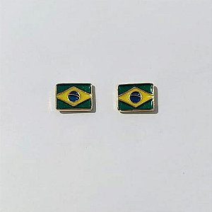 BRINCO FOLHEADO A OURO - BANHADO COM 5 MILÉSSIMOS + VERNIZ DIAMOND - BRINCO DE PINO QUADRADO BANDEIRA BRASIL 9X7MM (OURO1265) OUBR000530