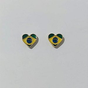BRINCO FOLHEADO A OURO - BANHADO COM 5 MILÉSIMOS + VERNIZ DIAMOND - BRINCO DE PINO FORMATO CORAÇÃO BANDEIRA BRASIL 9MM (OURO1266) OUBR000532