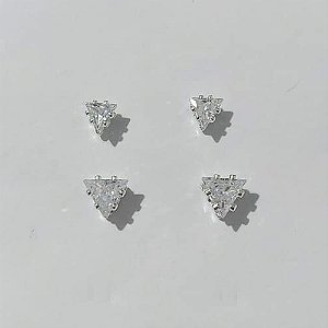 DUO DE BRINCO FOLHEADO A PRATA 50 MILÉSIMOS + VERNIZ DIAMOND - DUO DE BRINCO DE PINO ZIRCÔNIA TRIÂNGULO 5/4MM - PRBR001551