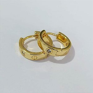 BRINCO FOLHEADO A OURO - BANHADO COM 5 MILÉSIMOS + VERNIZ DIAMOND - BRINCO DE ARGOLA COM MICRO ZIRCÔNIAS 15MM - LARGURA 3,8MM OUBR000519