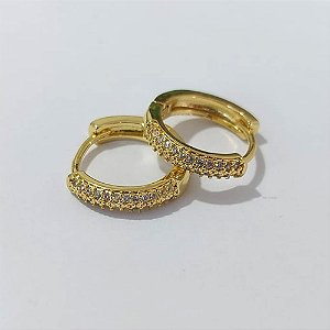 BRINCO FOLHEADO A OURO - BANHADO COM 5 MILÉSIMOS + VERNIZ DIAMOND - BRINCO DE ARGOLA COM 2 FILEIRAS DE MICRO ZIRCÔNIAS 16MM - LARGURA 3MM OUBR000518