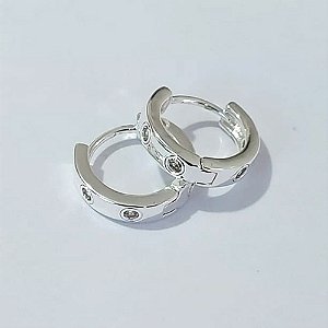 BRINCO FOLHEADO A PRATA 50 MILÉSIMOS + VERNIZ DIAMOND - BRINCO DE ARGOLA COM MICRO ZIRCÔNIAS 15MM - PRBR001552