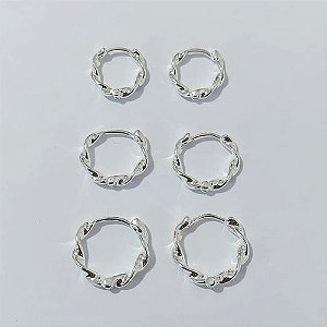 BRINCO FOLHEADO A PRATA COM 50 MILÉSIMO+ VERNIZ DIAMOND - TRIOS DE BRINCOS DE ARGOLA DESENHADAS 17/15/13MM LARGURA 1,5MM PRBR001555