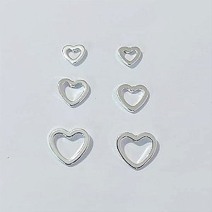 BRINCO FOLHEADO A PRATA COM 50 MILÉSIMO+ VERNIZ DIAMOND - TRIOS DE BRINCOS DE PINO CORAÇÃO VAZADOS 10/8/6MM - PRBR001557