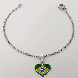 PULSEIRA EM AÇO INOXIDÁVEL - PULSEIRA CORRENTE(012) 21CM COM PINGENTE BANDEIRA DO " BRASIL " RESINADA EM FORMATO CORAÇÃO DE 13MM (AÇO330) - ACPS000767