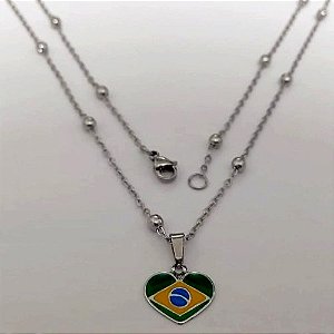 GARGANTILHA EM AÇO INOXIDÁVEL - CORRENTE BOLINHA 50CM COM PINGENTE BANDEIRA DO BRASIL FORMATO CORAÇÃO 13MM - FECHO LAGOSTA - COMPOSIÇÃO: AÇO INOXIDÁVEL - ACGG000566