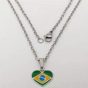 GARGANTILHA EM AÇO INOXIDÁVEL - CORRENTE (03) 45CM COM PINGENTE BANDEIRA DO BRASIL FORMATO CORAÇÃO 13MM - FECHO LAGOSTA - COMPOSIÇÃO: AÇO INOXIDÁVEL - ACGG000567
