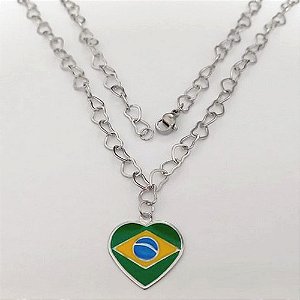 GARGANTILHA EM AÇO INOXIDÁVEL - CORRENTE CORAÇÃO 50CM COM PINGENTE BANDEIRA DO BRASIL FORMATO CORAÇÃO 20MM - FECHO LAGOSTA - COMPOSIÇÃO: AÇO INOXIDÁVEL(AÇO3054) - ACGG000572