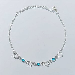 PULSEIRA FOLHEADO A PRATA COM 50 MILÉSIMOS + VERNIZ DIAMOND - PULSEIRA 17CM COM CORAÇÕES VAZADOS E PEDRAS CRISTAIS AZUÍS - PRPS001279