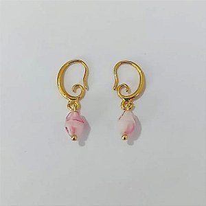 BRINCO FOLHEADO A OURO - BANHADO COM 5 MILÉSIMOS + VERNIZ DIAMOND - BRINCO DE PINO BASE ANZOL E PEDRA CRISTAL ROSA E BRANCA 27MM - (OURO1295) OUBR000546