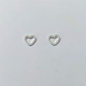 BRINCO FOLHEADO A PRATA COM 50 MILÉSIMO+ VERNIZ DIAMOND - BRINCO DE PINO CORAÇÃO VAZADO 6MM PRBR001579