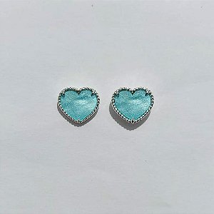 BRINCO FOLHEADO A PRATA COM 50 MILÉSIMO+ VERNIZ DIAMOND - BRINCO DE PINO CORAÇÃO RESINA AZUL 11MM PRBR001581