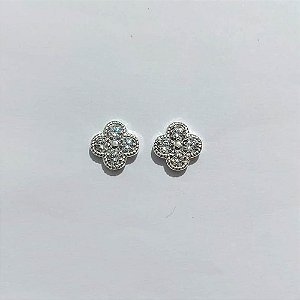BRINCO FOLHEADO A PRATA COM 50 MILÉSIMO+ VERNIZ DIAMOND - BRINCO DE PINO TREVO COM ZIRCÔNIAS 10MM PRBR001582
