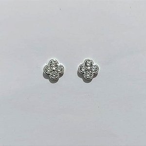 BRINCO FOLHEADO A PRATA COM 50 MILÉSIMO+ VERNIZ DIAMOND - BRINCO DE PINO TREVO COM ZIRCÔNIAS 7MM PRBR001583