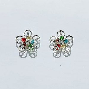 BRINCO FOLHEADO A PRATA COM 50 MILÉSIMOS + VERNIZ DIAMOND - BRINCO DE PINO FLOR VAZADA COM MICRO ZIRCÔNIA E PEDRA CRISTAL COLORIDAS 20MM PRBR001586