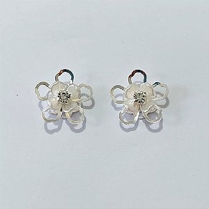 BRINCO FOLHEADO A PRATA COM 50 MILÉSIMOS + VERNIZ DIAMOND - BRINCO DE PINO FLOR VAZADA COM ZIRCÔNIAS CRISTAL 19MM PRBR001587