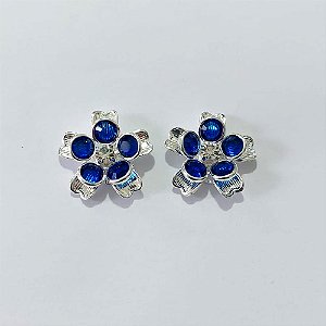 BRINCO FOLHEADO A PRATA COM 50 MILÉSIMOS + VERNIZ DIAMOND - BRINCO DE PINO FLOR COM ZIRCÔNIAS AZUÍS 21MM PRBR001588