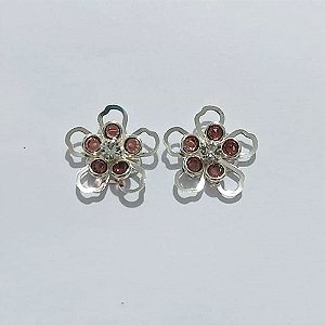BRINCO FOLHEADO A PRATA COM 50 MILÉSIMOS + VERNIZ DIAMOND - BRINCO DE PINO FLOR COM ZIRCÔNIA E PEDRAS CRISTAIS ROSE 20MM PRBR001589