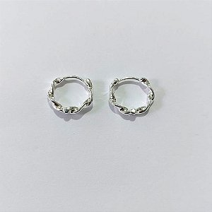BRINCO FOLHEADO A PRATA COM 50 MILÉSIMO+ VERNIZ DIAMOND - BRINCO DE ARGOLA TRANÇADA 12MM PRBR001591