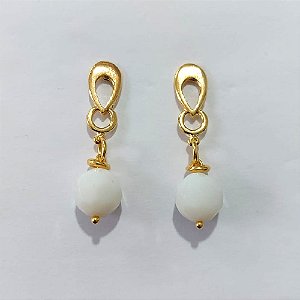 BRINCO FOLHEADO A OURO - BANHADO COM 5 MILÉSIMOS + VERNIZ DIAMOND - BRINCO DE PINO BASE VAZADA E PEDRA SINTÉTICA BRANCA 10MM - (OURO1378) OUBR000578