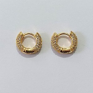 BRINCO FOLHEADO A OURO +VERNIZ - BRINCO DE ARGOLA COM 4 FILEIRAS DE MICRO ZIRCÔNIAS DOS DOIS LADOS 16MM OUBR000602