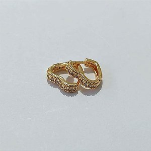 BRINCO FOLHEADO A OURO + VERNIZ - BRINCO DE ARGOLA COM FORMATO CORAÇÃO COM 1 FILEIRA DE MICRO ZIRCÔNIA 12MM OUBR000610