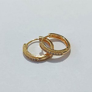 BRINCO FOLHEADO A OURO + VERNIZ - BRINCO DE ARGOLA COM 1 FILEIRA DE MICRO ZIRCÔNIA 18MM OUBR000612