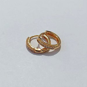 BRINCO FOLHEADO A OURO + VERNIZ - BRINCO DE ARGOLA COM 1 FILEIRA DE MICRO ZIRCÔNIA 15MM OUBR000613