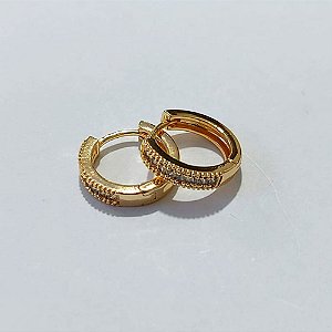 BRINCO FOLHEADO A OURO + VERNIZ - BRINCO DE ARGOLA COM 1 FILEIRA DE MICRO ZIRCÔNIA 15MM OUBR000614