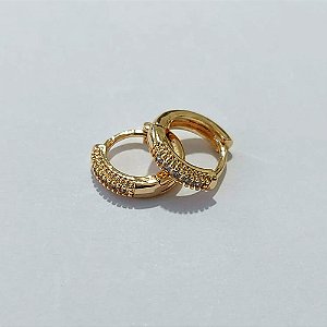BRINCO FOLHEADO A OURO + VERNIZ - BRINCO DE ARGOLA COM 1 FILEIRA DE MICRO ZIRCÔNIA 12MM OUBR000618