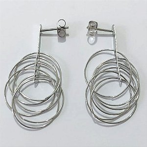 BRINCO EM AÇO INOXIDÁVEL- BRINCO DE PINO COM BASE FINA COM CÍRCULOS VAZADOS 35MM ACBR000555