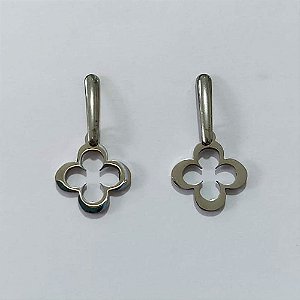 BRINCO EM AÇO INOXIDÁVEL- BRINCO DE PINO COM BASE LISA PINGENTE TREVO VAZADO 12MM ACBR000567